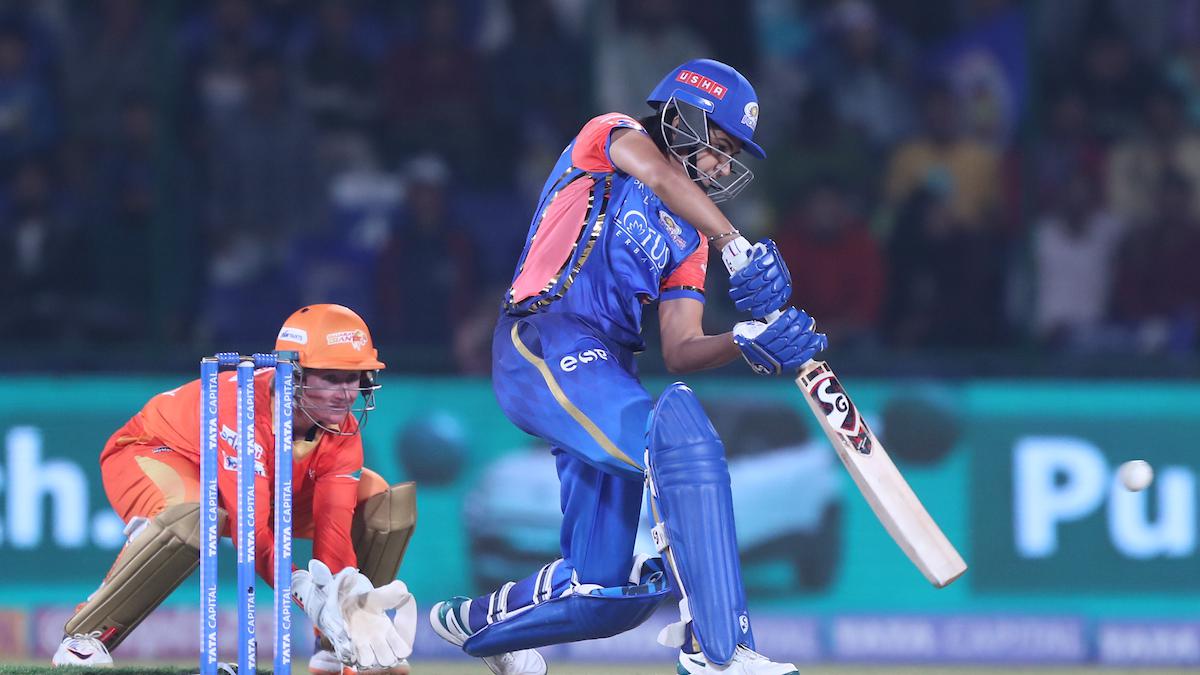 MI-W vs GG-W Live Score Updates WPL 2024: Matthews falls but Mumbai ahead in chase of 191